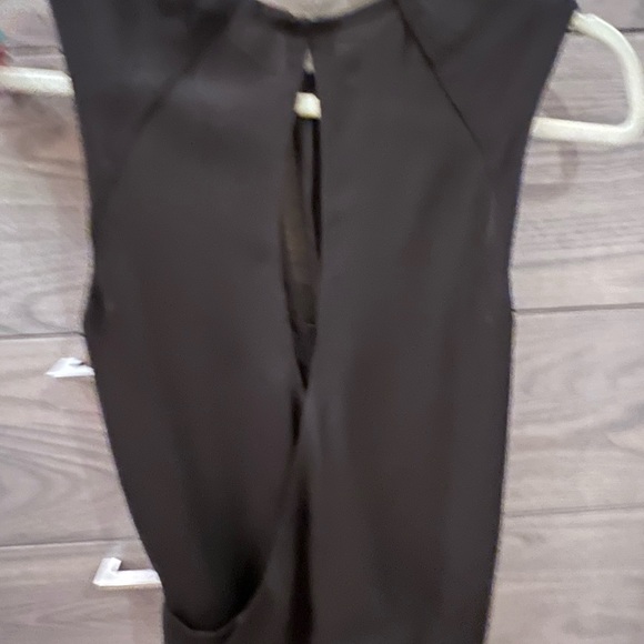 Black keyhole silk sleeveless top - Picture 3 of 3